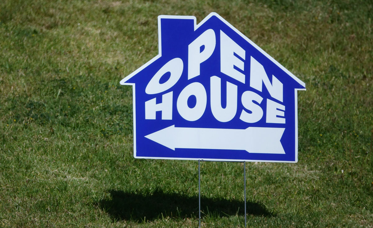 Selling Fast! 4 Tips and Tricks for Creating the Best Realtor Yard Signs